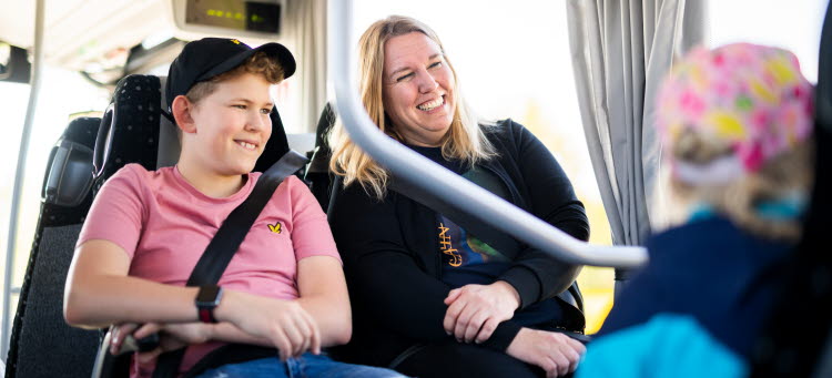 Två glada passagerare på en av länstrafikiens bussar.