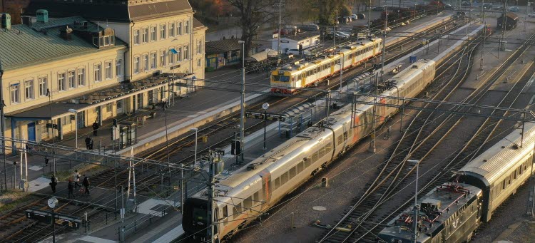 Tåg som står parkerade på Centralstationen i Kalmar