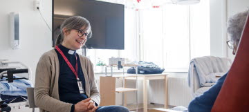 Sjukhusprästen Johanna Broselid pratar med en patient.
