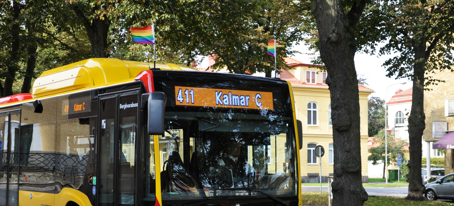 Buss med prideflaggor