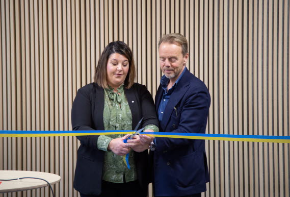 Bandet klipps av Angelica Katsanidou och Christer Svensson