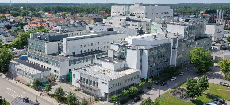 Drönarbild över hela Västerviks sjukhus.