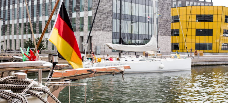 Segelbåt med tysk flagga i Kalmar hamn.