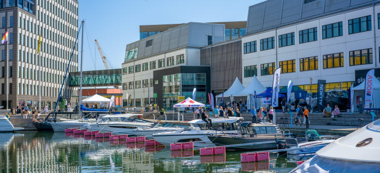 Bild från Ölandshamnen i Kalmar med Linnéuniversitet i bakgrunden.