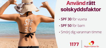 En kvinna på stranden har skrivit "SPF 30" i solkräm på ryggen. En text uppmanar betraktaren att använda rätt solskyddsfaktor, SPF 30 för vuxna och SPF 50 för barn.