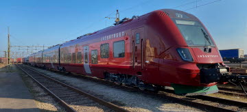 Bild på ett modernt, vinrött Krösatåg som ska ta i bruk under de närmaste åren.