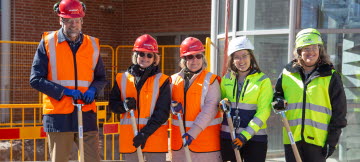 Mattias Adolfson, regionråd, Katarina Lindeblad, barnsköterska, Carina Karlsson, sjuksköterska, Emma Igelström, från Skanska och Anna Holmström, byggprojektledare på regionfastigheter tar ett första spadtag i jordhög med sina spadar.