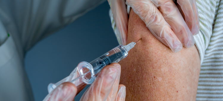 Bild på vaccination som ges i arm.