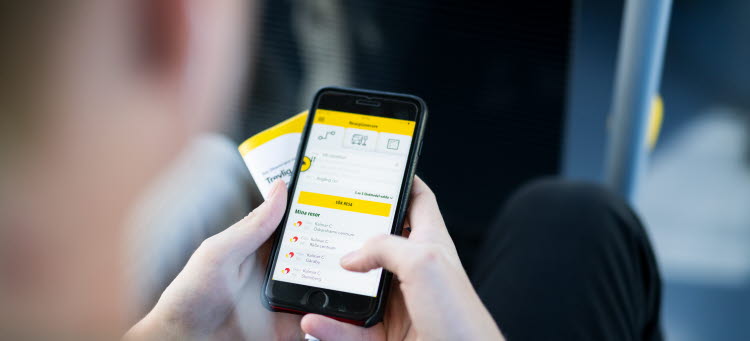 Resenärer tittar i Kalmar länstrafiks app