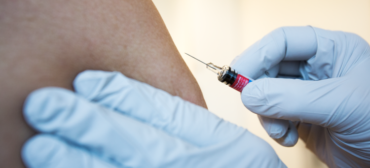 En person får en spruta med influensavaccin