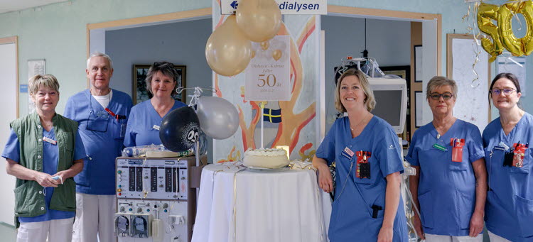 Sex medarbetare på dialysen i Kalmar firar 50 år med tårta.