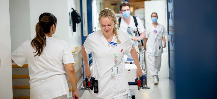 sjuksköterskor går i korridoren 