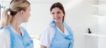 Bild på två sjuksköterskor.