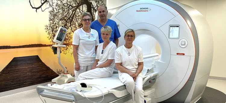 Bild på fyra medarbetare framför en av de nya MR-kamerorna. Från vänster:Ann-Christine Svensson undersköterska, Aleksandar Brzakovic MR-ansvarig överläkare, Helene Walder röntgensjuksköterska, Anette Kolm MR-ansvarig röntgensjuksköterska.