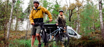 En man och en kvinna står bredvid varsin mountainbike.