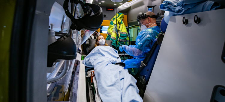 En person får vård i en ambulans.