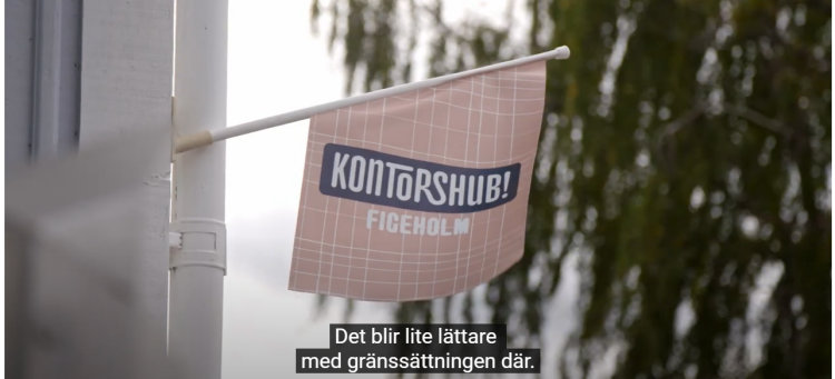 Stillbild från filmen. Bilden visar en fasadflagga med texten Kontorshub Figeholm.