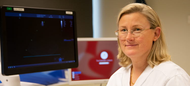 Cecilia Fridolfsson biomedicinsk analytiker framför ett av de redskap hon använder i sitt arbete på Fysiologiska kliniken