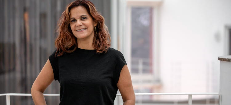 Sofia Hartz ler och tittar in i kameran.