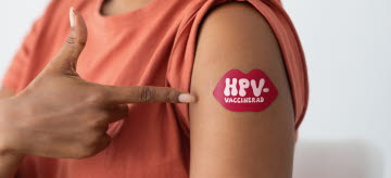 En kvinna har märket för HPV-vaccination på överarmen.