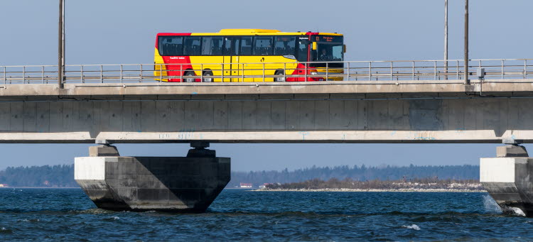 En av Kalmar länstrafiks bussar på Ölandsbron.