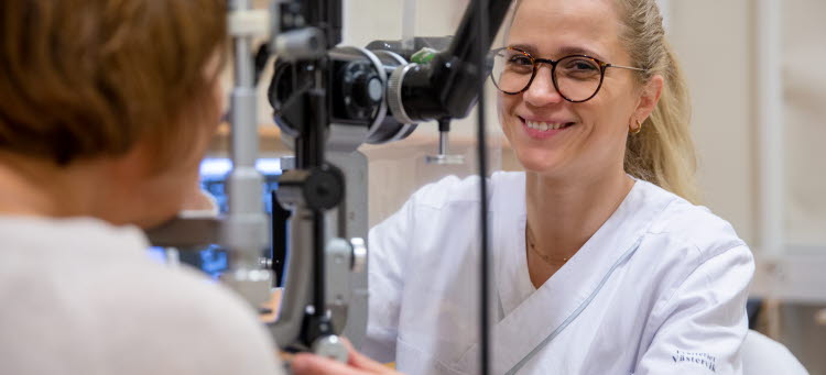 Dekorativ bild: En kvinna är patient och blir undersökt av en kvinnlig vårdpersonal.