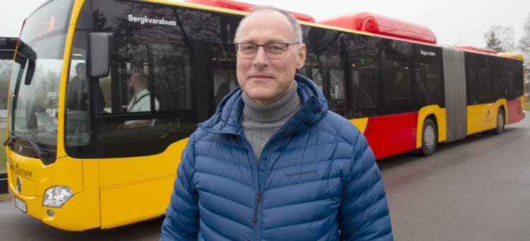 Stefan Karlsson, trafikchef på Kalmar länstrafik, står framför den nya dragspelsbussen.
