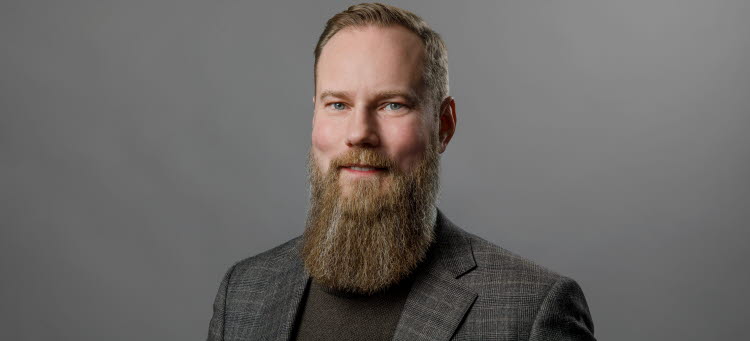 Mathias Landerdahl, ler och tittar in i kameran.