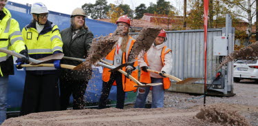 Under fredagen togs det första spadtaget på Västerviks nya folktandvård.