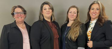 Gruppledarna från regionmajoriteten står tillsammans och tittar in i kameran. Från vänster: Karin Helmersson (C), Angelica Katsanidou (S), Amie Ringberg (MP) och Lena Granath (V).