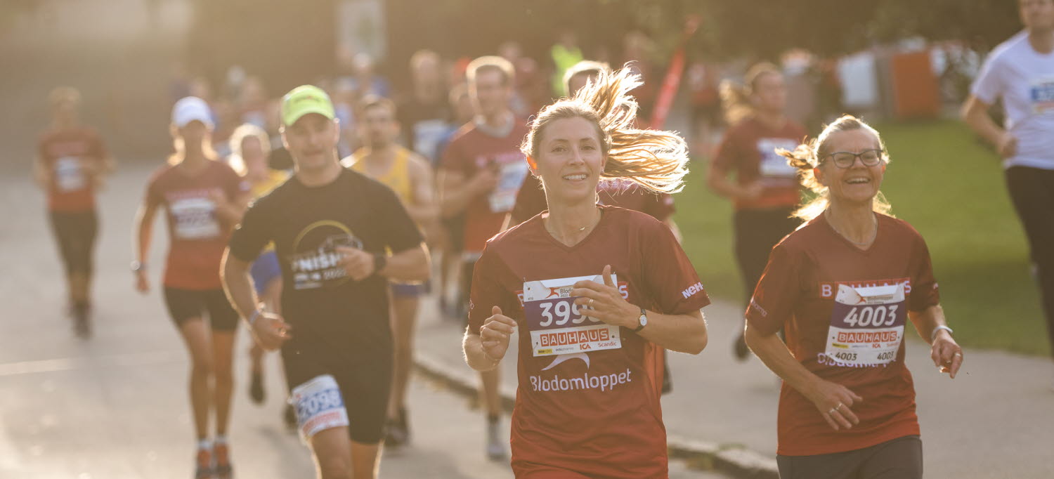 Bild på löpare som springer Blodomloppet.