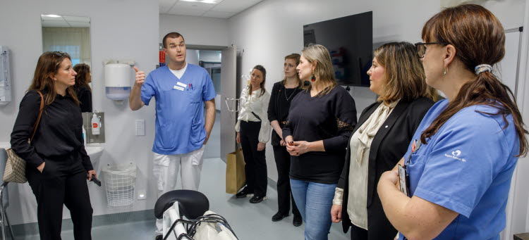 Politiker från den politiska majoriteten i Region Kalmar län får en rundvisning i de renoverade lokalerna. 