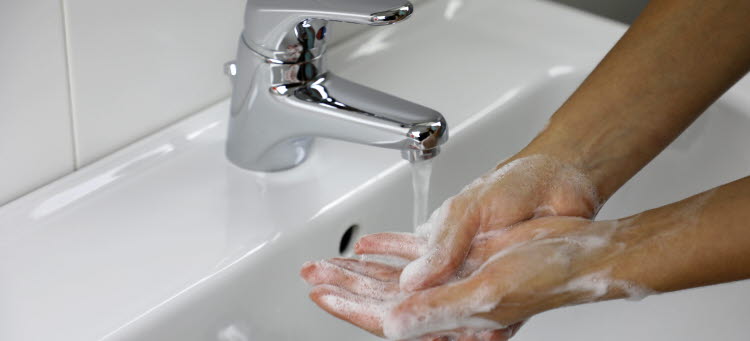 Bild på händer som tvättas noggrant.