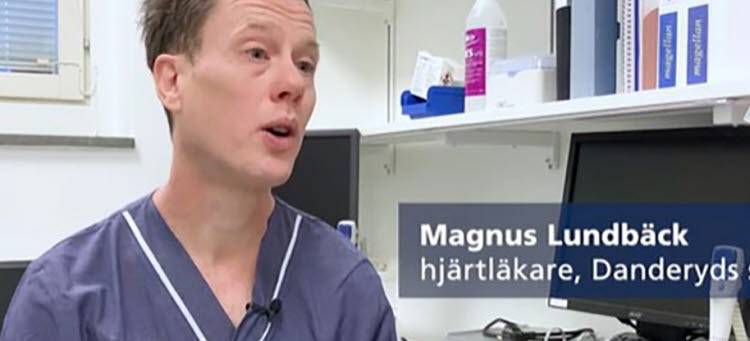 Magnus Lundbäck, hjärtläkare pratar inför kameran. 