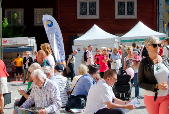 Folk i Visby under Almedalsveckan.