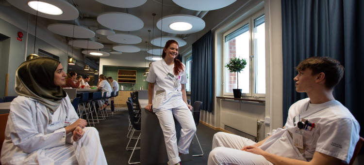 Läkarstudenterna Ghadir Halal, Hanna Gustavsson och Ludvig Ellison samtalar i matsalen uppe i läkarprogrammets lokaler på Länssjukhuset i Kalmar.